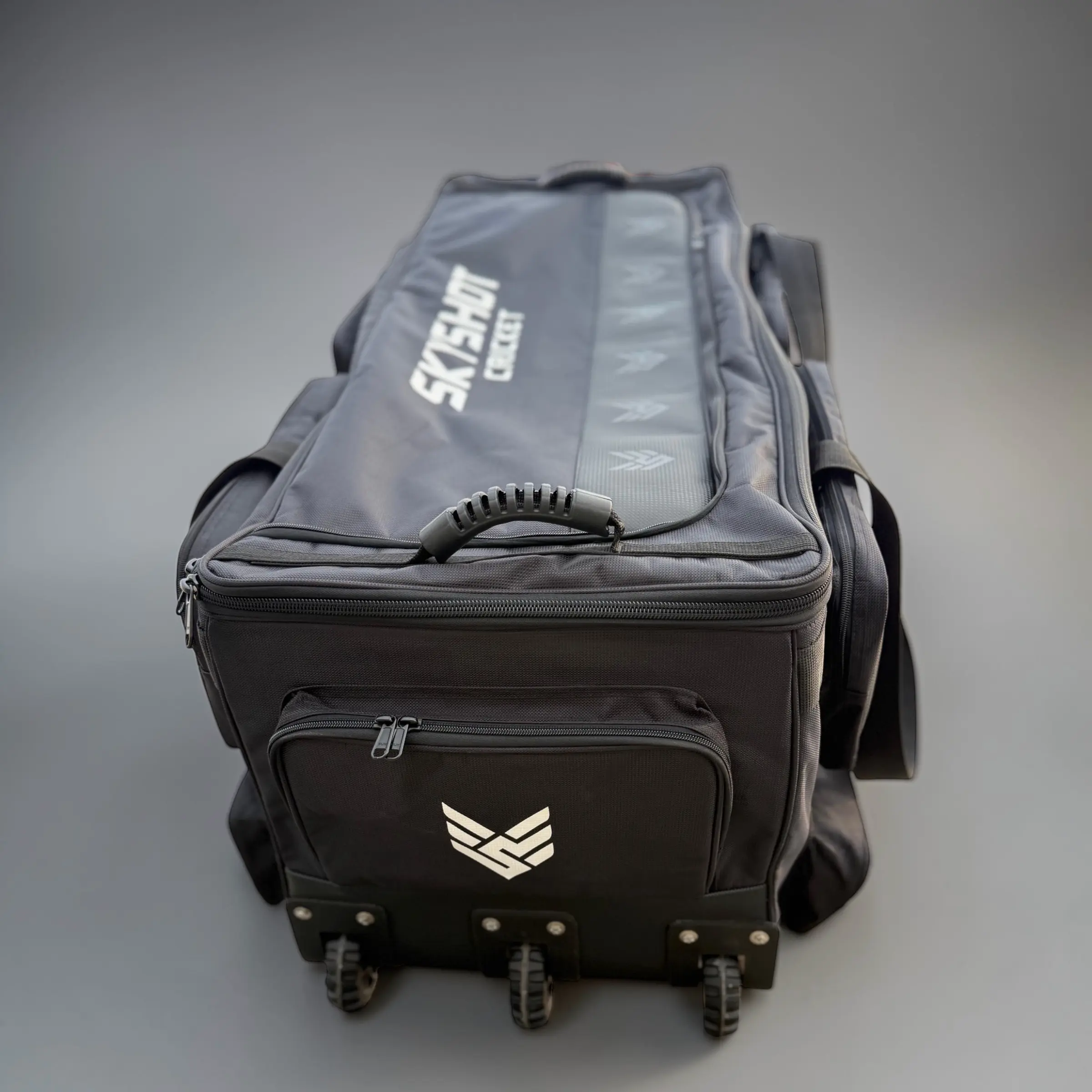 STEALTH CRICKET WHEELIE KITBAG